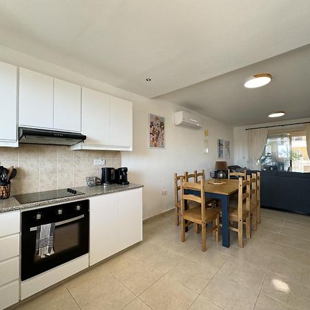 Royal-Seacrest Oasis, Pool-Side Apartment Paphos Ngoại thất bức ảnh
