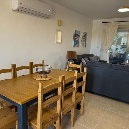 Royal-Seacrest Oasis, Pool-Side Apartment Paphos Ngoại thất bức ảnh