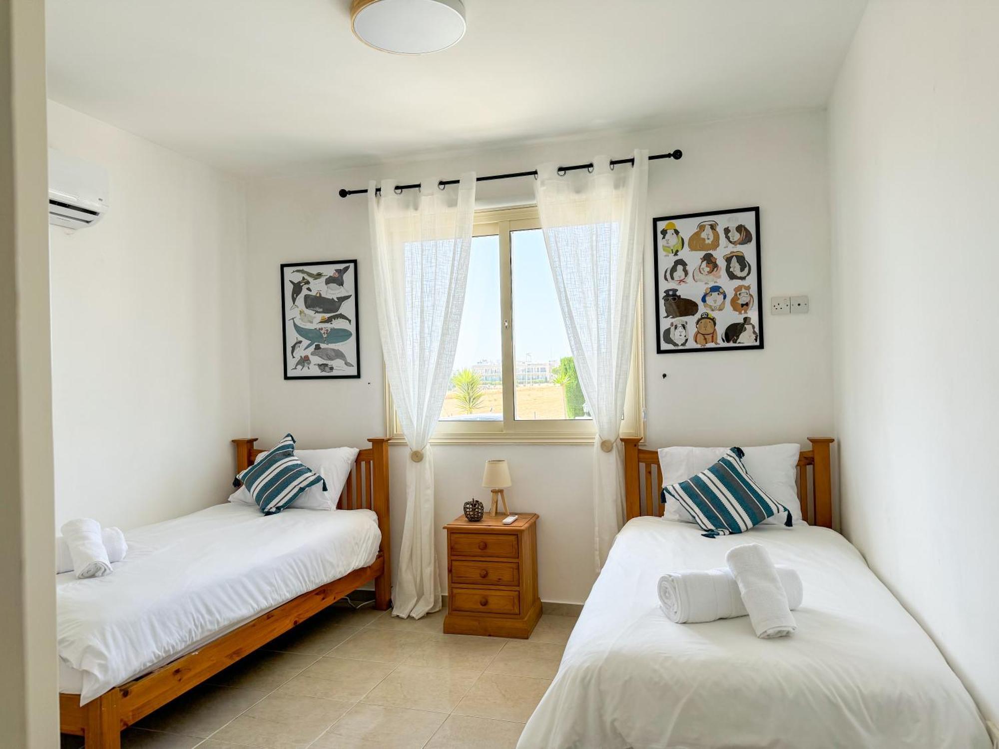 Royal-Seacrest Oasis, Pool-Side Apartment Paphos Ngoại thất bức ảnh