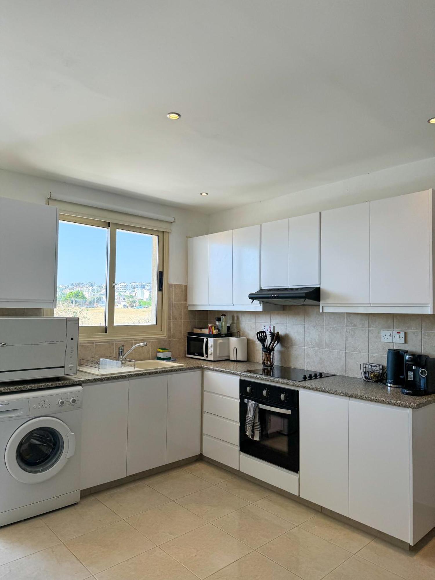 Royal-Seacrest Oasis, Pool-Side Apartment Paphos Ngoại thất bức ảnh