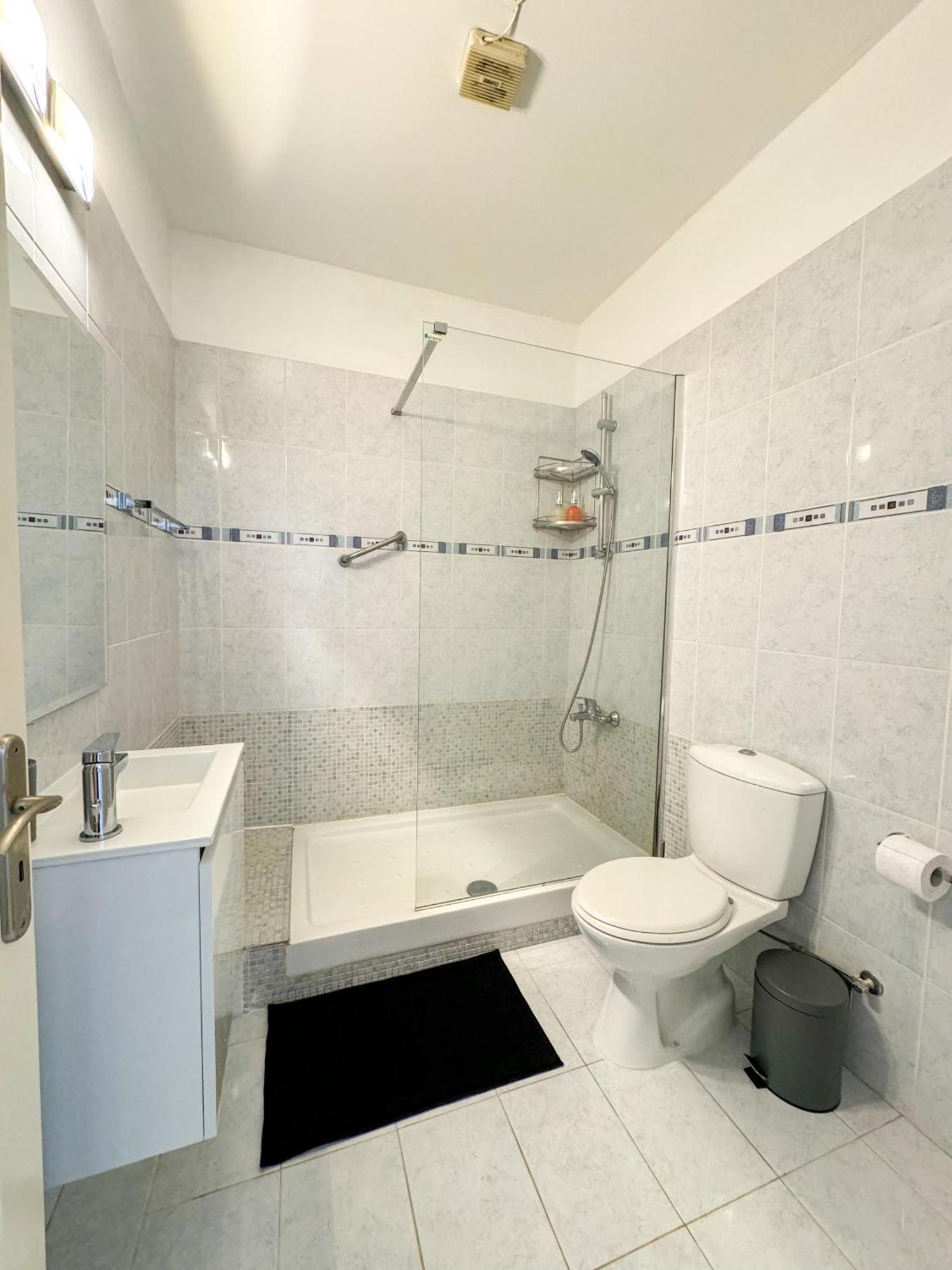 Royal-Seacrest Oasis, Pool-Side Apartment Paphos Ngoại thất bức ảnh