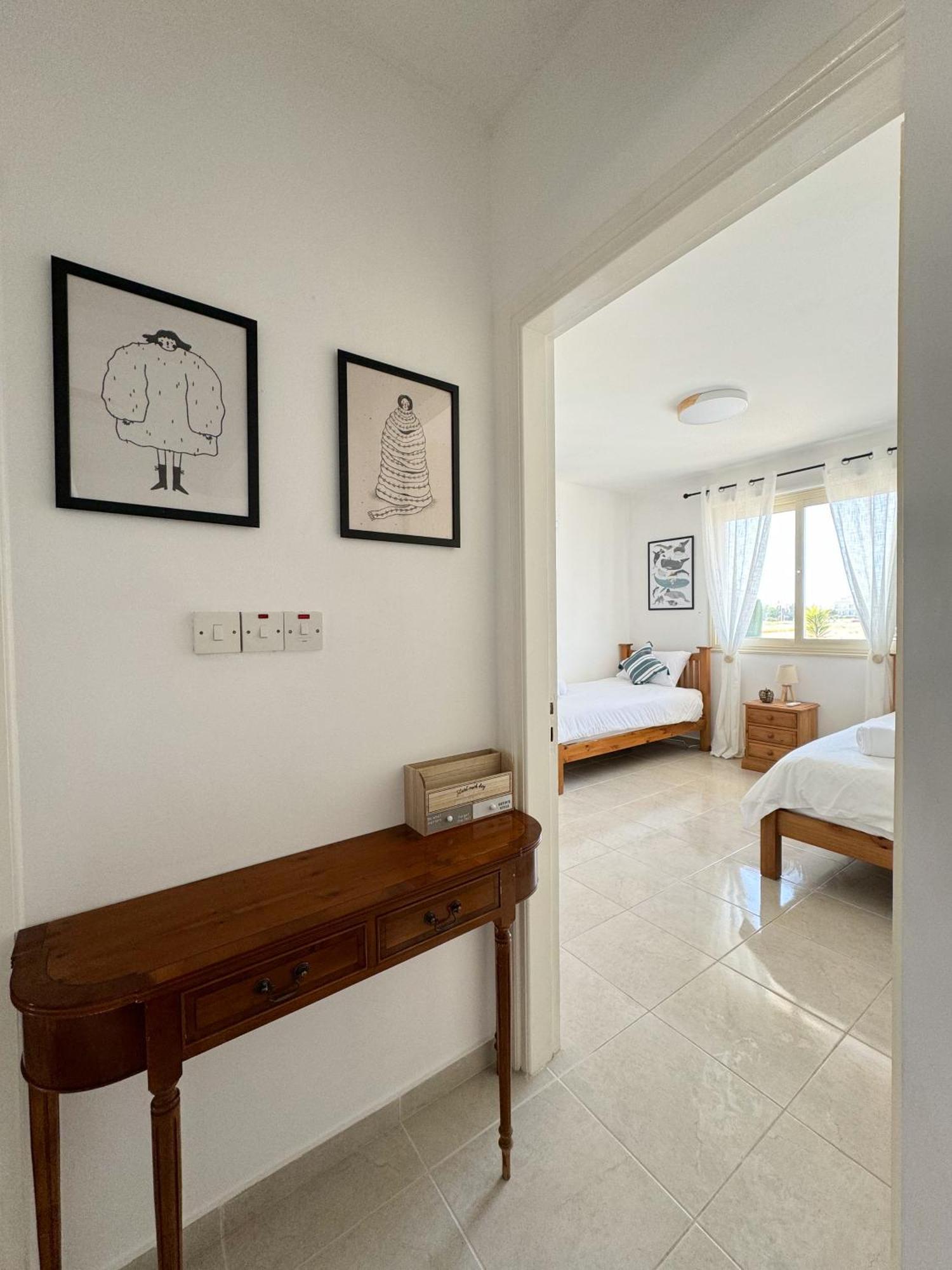 Royal-Seacrest Oasis, Pool-Side Apartment Paphos Ngoại thất bức ảnh