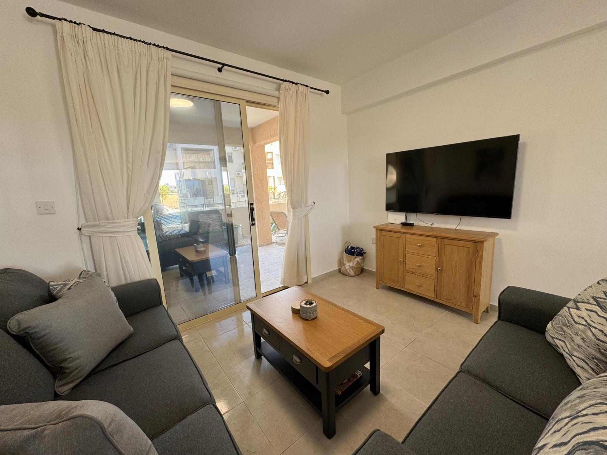 Royal-Seacrest Oasis, Pool-Side Apartment Paphos Ngoại thất bức ảnh