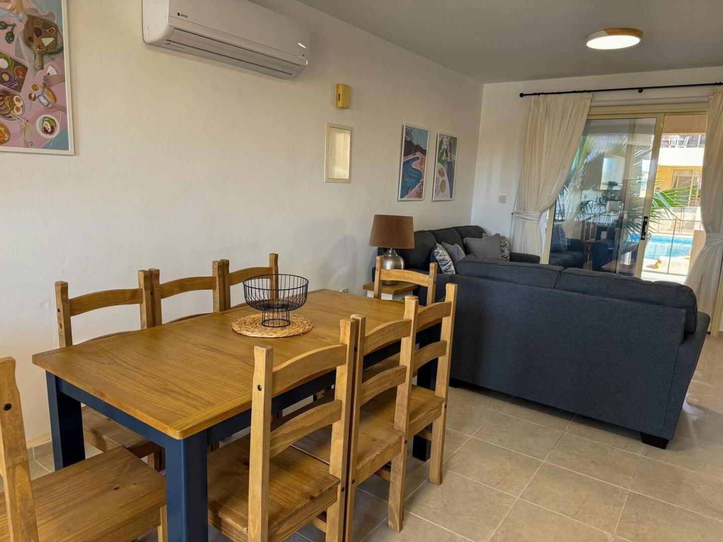 Royal-Seacrest Oasis, Pool-Side Apartment Paphos Ngoại thất bức ảnh