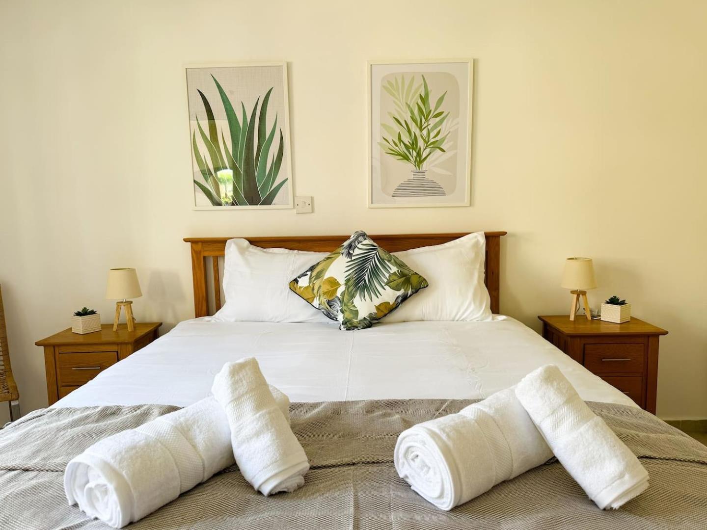 Royal-Seacrest Oasis, Pool-Side Apartment Paphos Ngoại thất bức ảnh