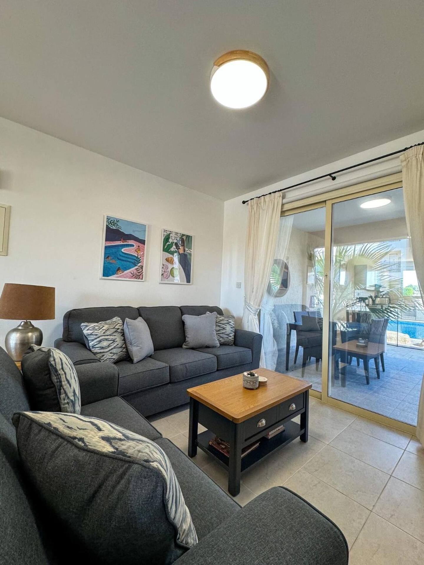 Royal-Seacrest Oasis, Pool-Side Apartment Paphos Ngoại thất bức ảnh