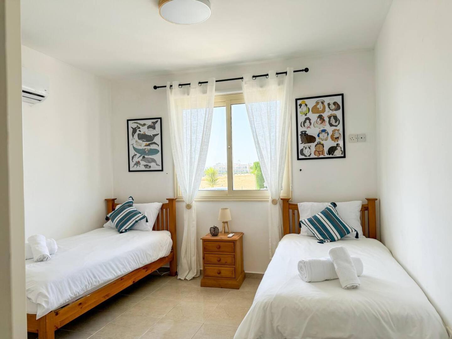 Royal-Seacrest Oasis, Pool-Side Apartment Paphos Ngoại thất bức ảnh