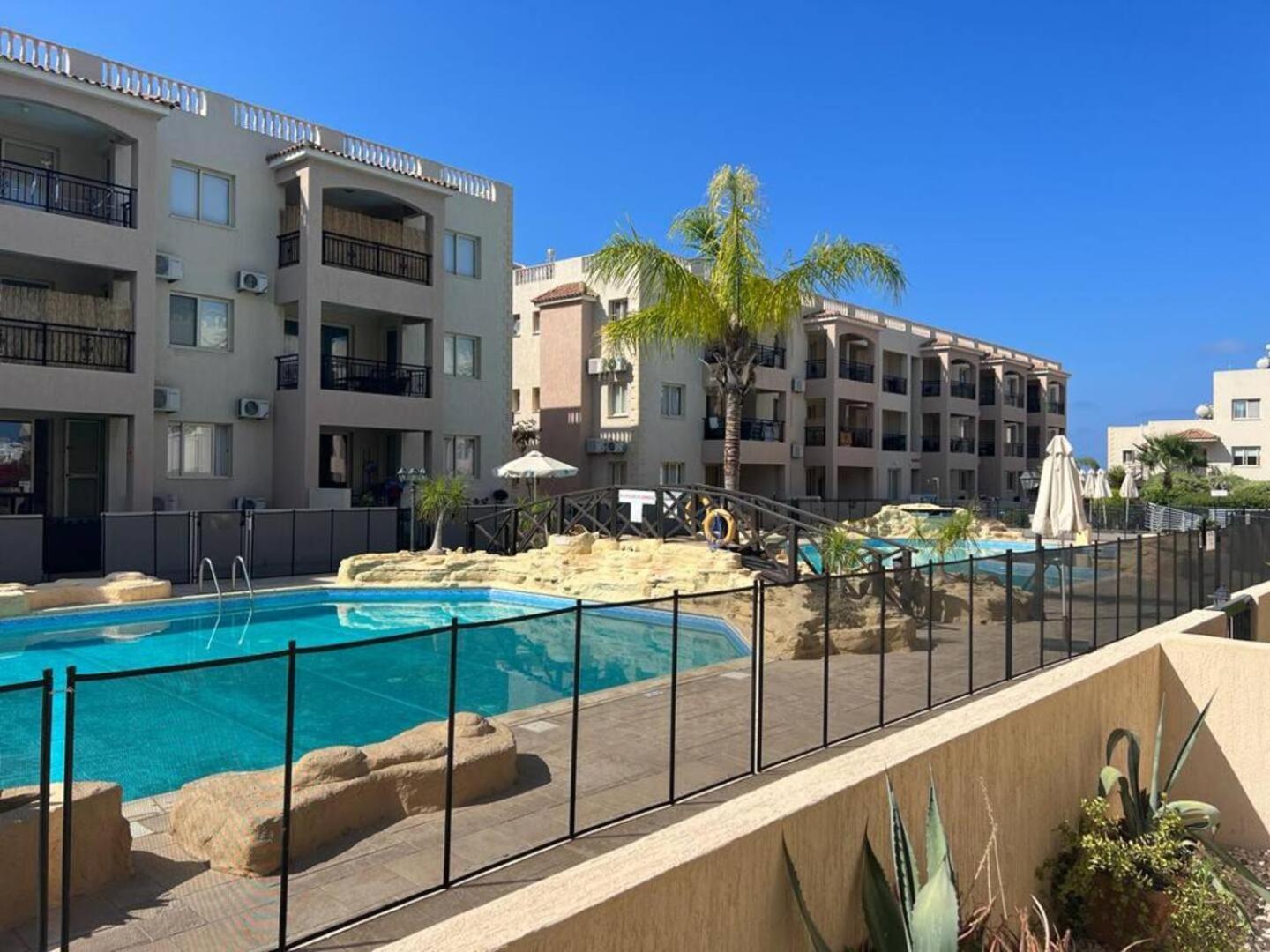 Royal-Seacrest Oasis, Pool-Side Apartment Paphos Ngoại thất bức ảnh