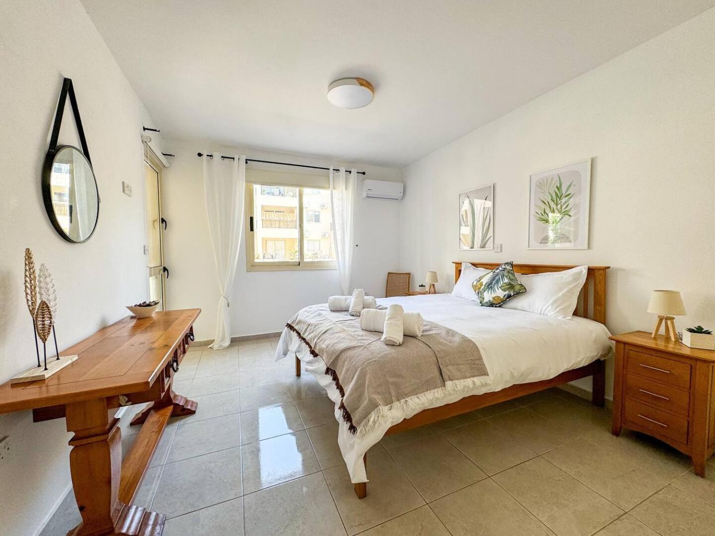 Royal-Seacrest Oasis, Pool-Side Apartment Paphos Ngoại thất bức ảnh