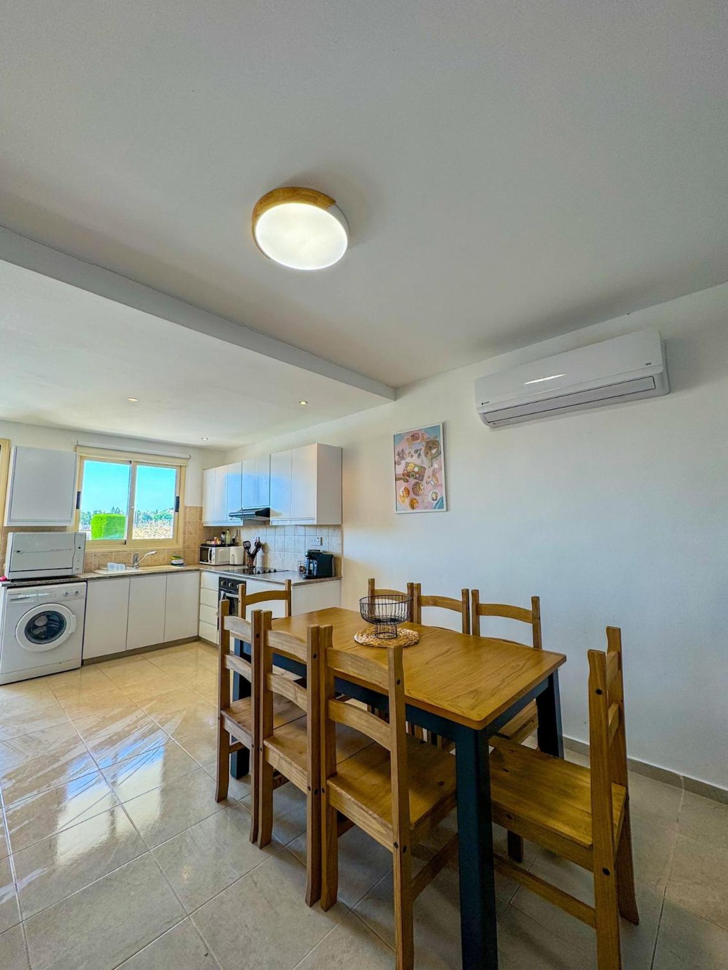 Royal-Seacrest Oasis, Pool-Side Apartment Paphos Ngoại thất bức ảnh